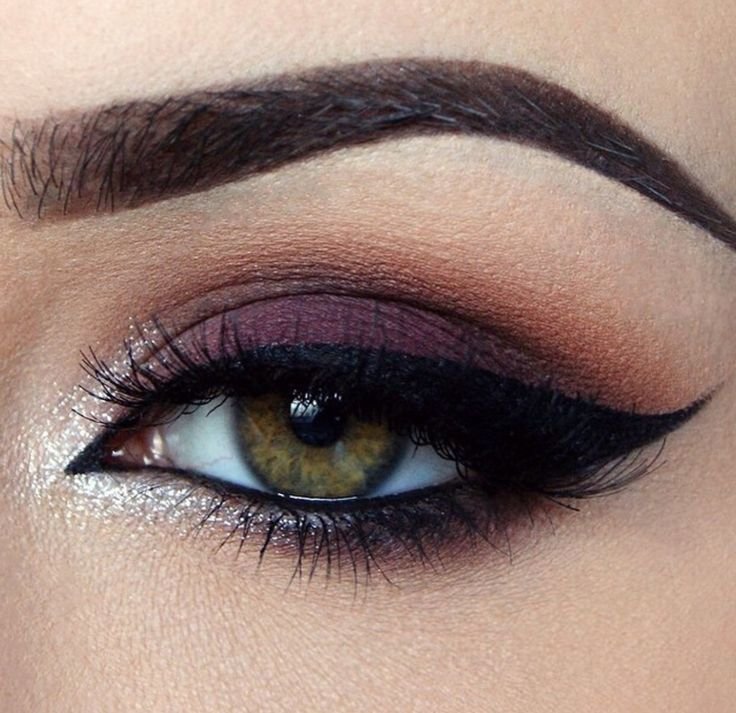 Cat-look makeup in violet shades