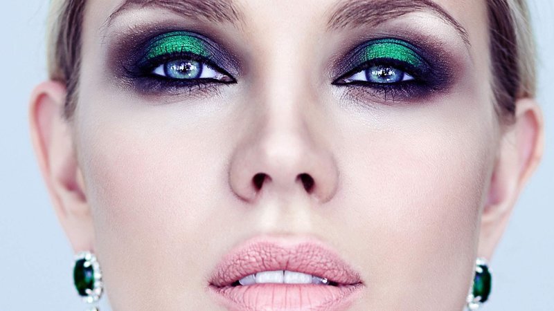 Blue-eyed girls go green shades