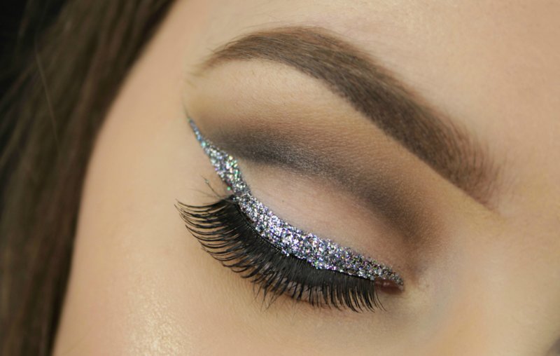 Makeup cut crease with silver glitter arrows