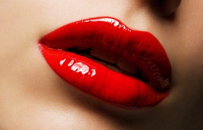 The idea of ​​lip painting in a romantic style