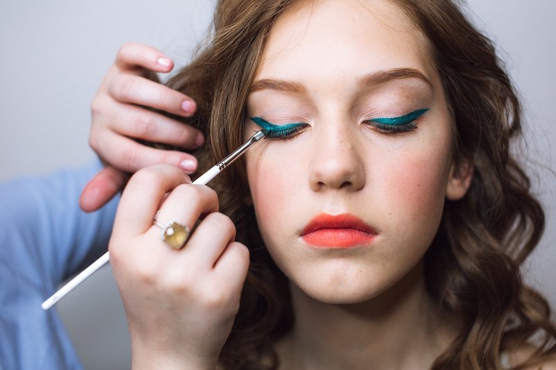 Makeup with bright turquoise arrows