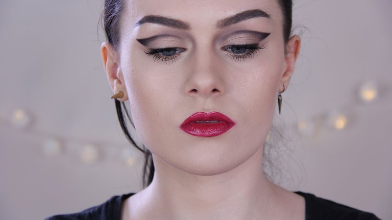 Minimalist cut crease technique with rich lipstick