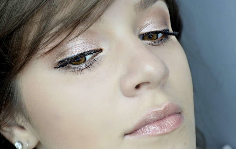 Bright makeup for owners of brown eyes