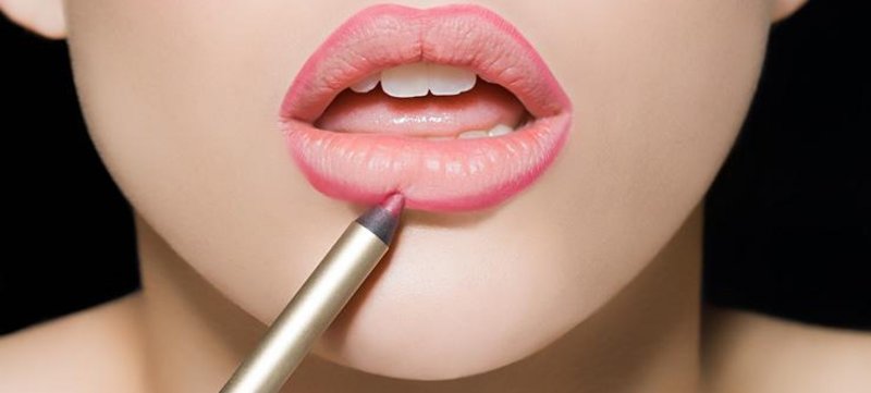 Lip contour with a pencil