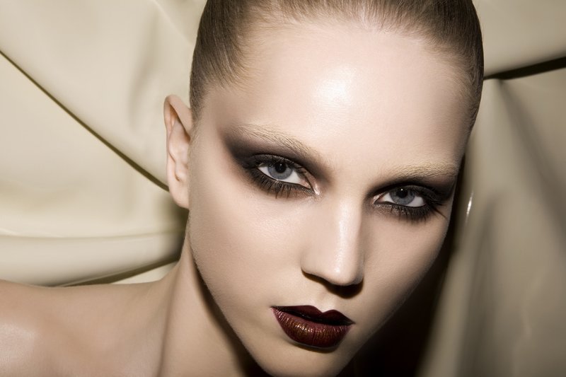 Classic smoky make-up with dark lipstick