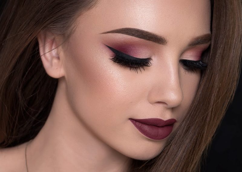 Matte make-up in wine shades with arrows