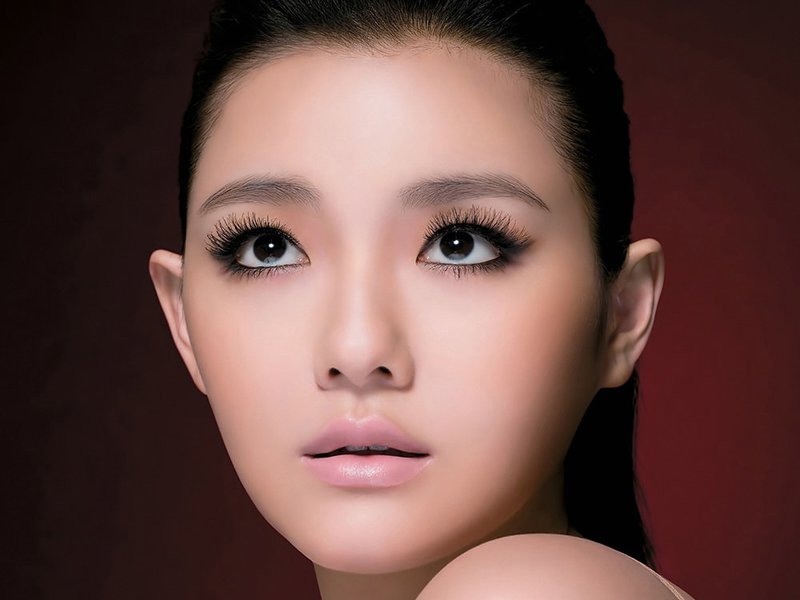 An imposing eyelid makeup for an Asian face