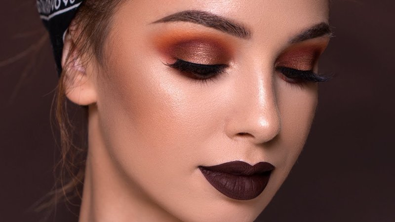 Grunge make-up with matte lipstick