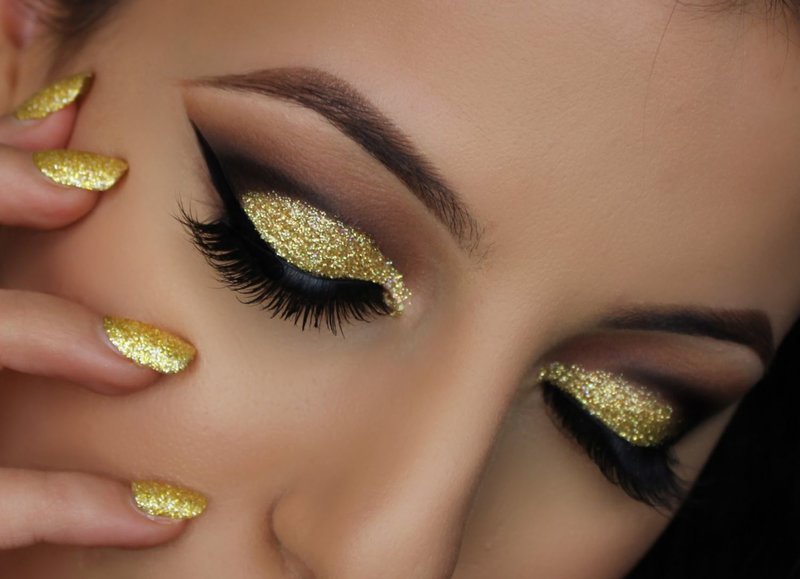 Rich makeup for the new year using the banana technique