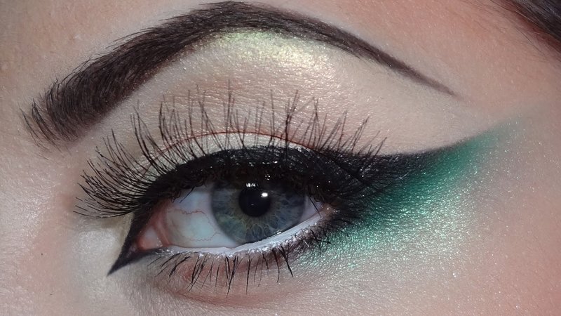 Minimalistic cat eye with green shades