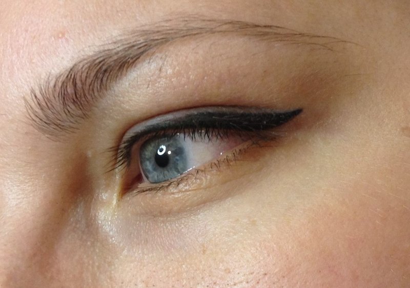 Permanent make-up with arrow