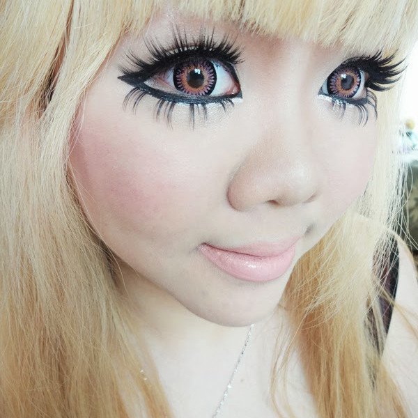 False eyelashes create the effect of doll eyes