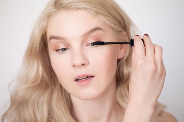 Mascara application is one of the last stages of nude makeup