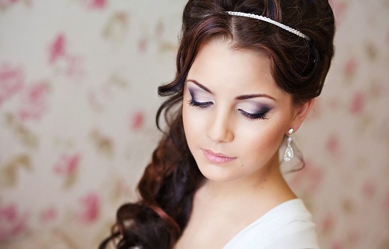 Wedding makeup for brunettes in violet shades