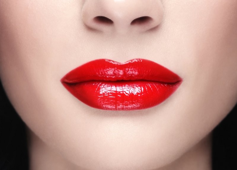 When applying bright makeup, the lips are painted in saturated shades