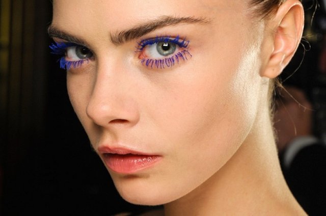 When applying bright makeup, colored mascara is used