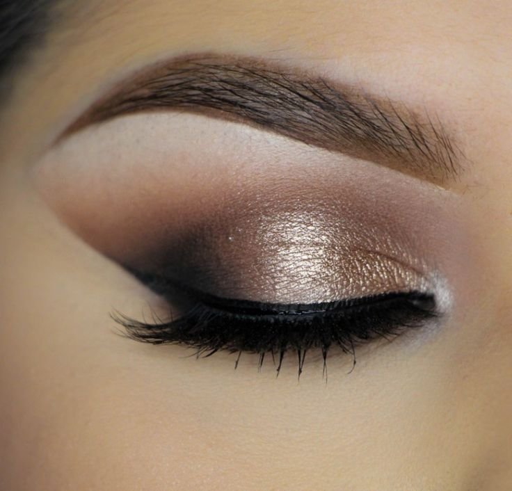 Golden cat eye makeup