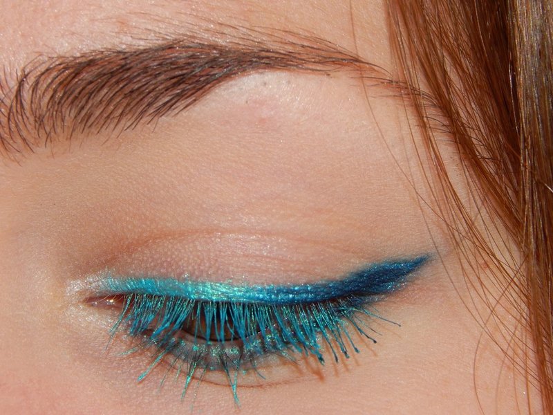 Bright fresh make-up with turquoise eyeliner and ink