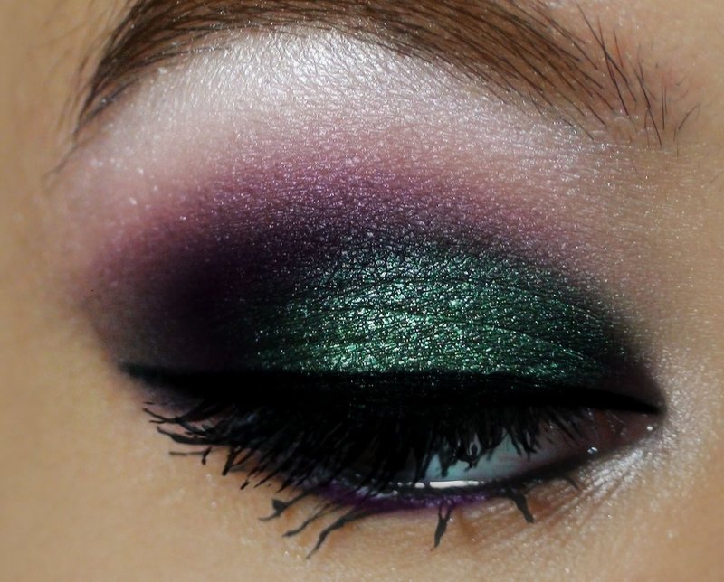 Smoky make-up in green and purple tones