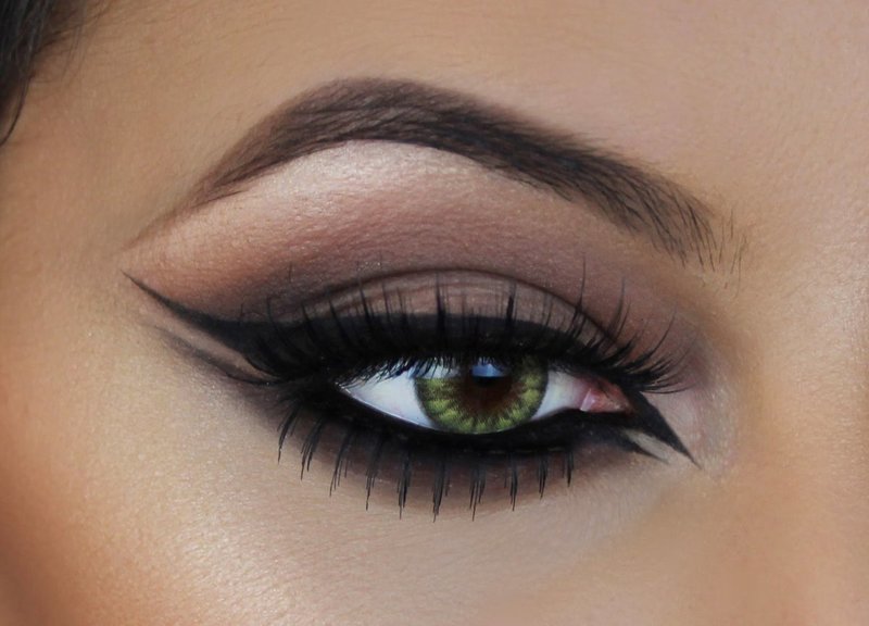 Classic cat eye with arrows and nude shadows.