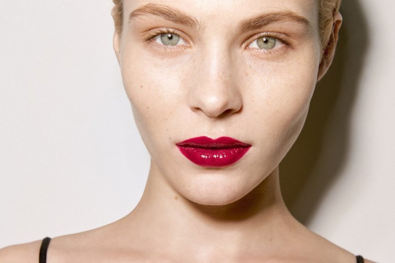 Nude makeup with scarlet lipstick