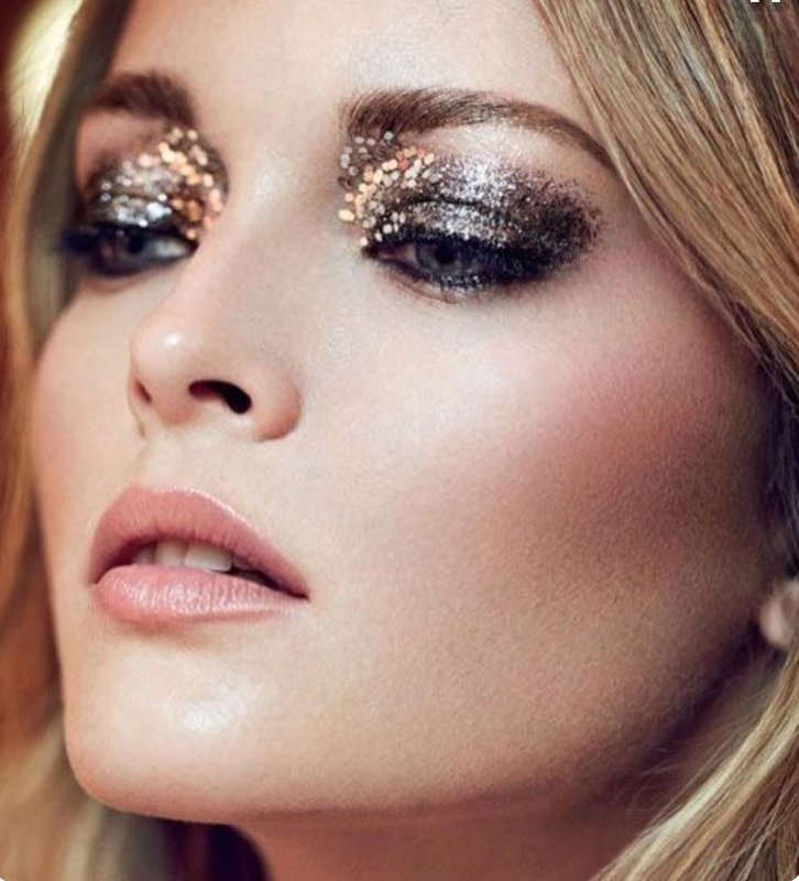 Evening makeup with sparkles on the eyes and nude lipstick