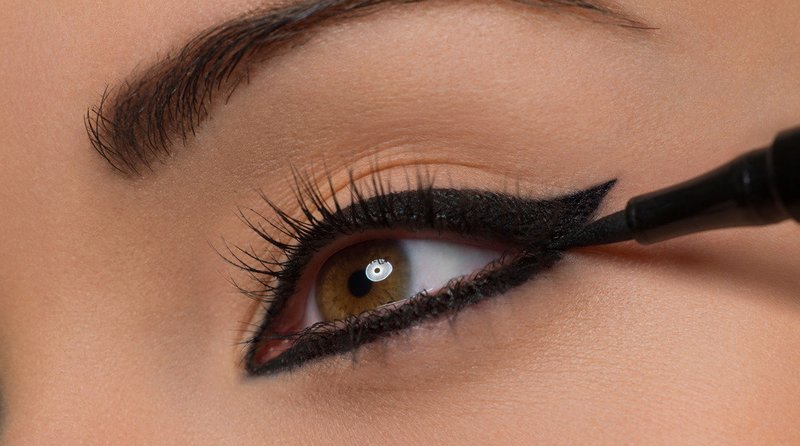 Eyeliner to create a feline look technique