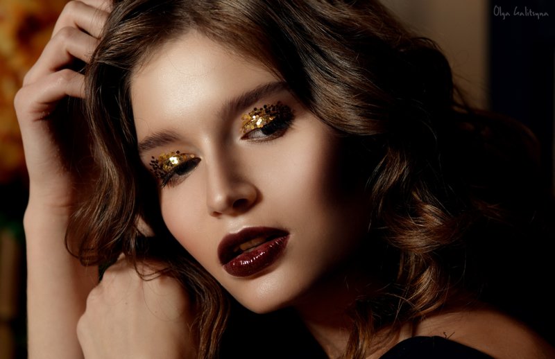 Makeup with golden kamifibuki and dark lips