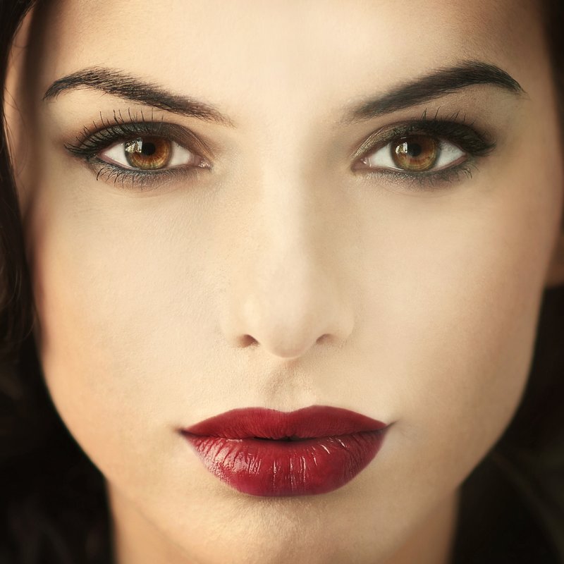 Makeup with red lipstick for brown eyes