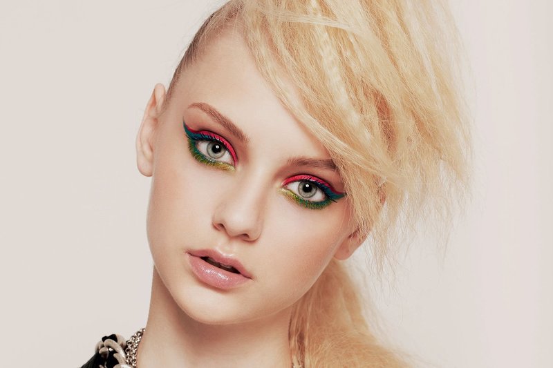 Bright make-up with contrasting shades of shadow