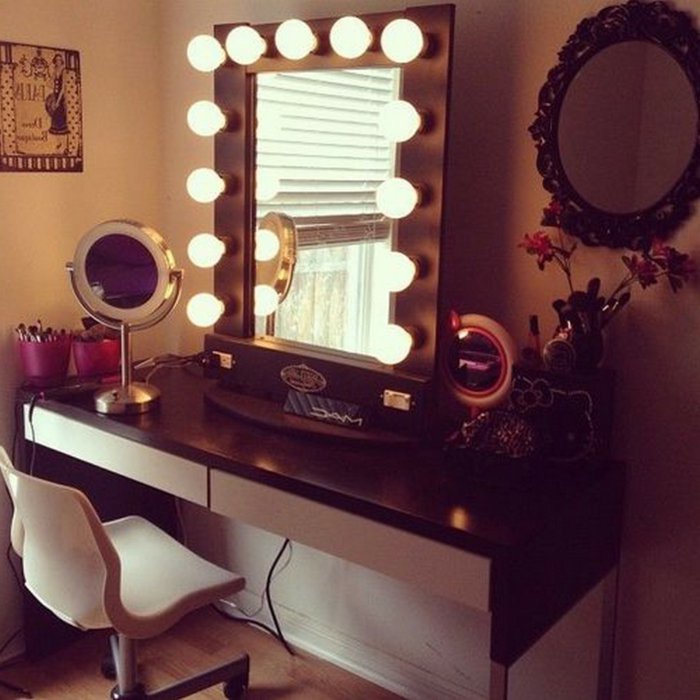 Makeup dressing table