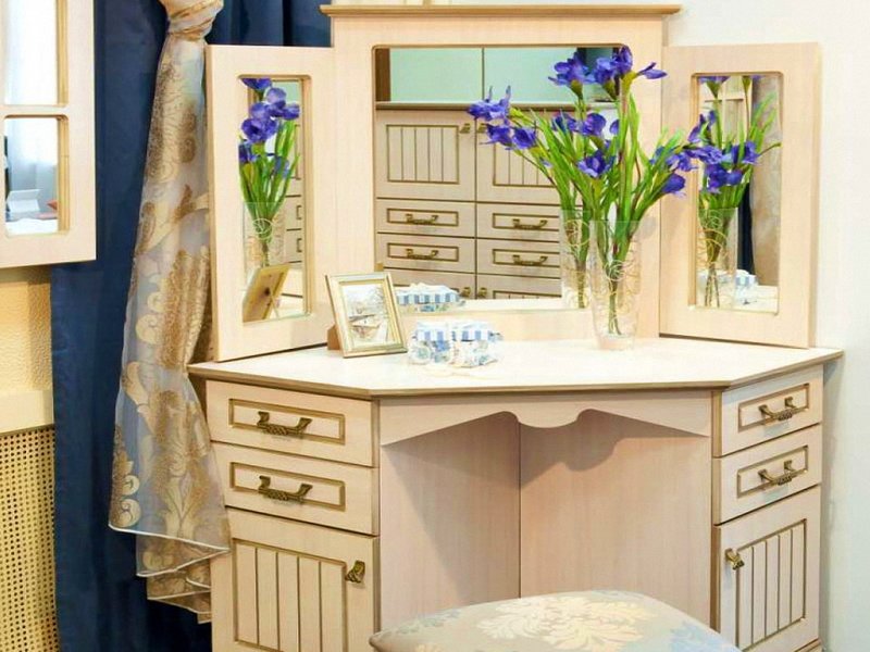 Pentagonal corner dressing table