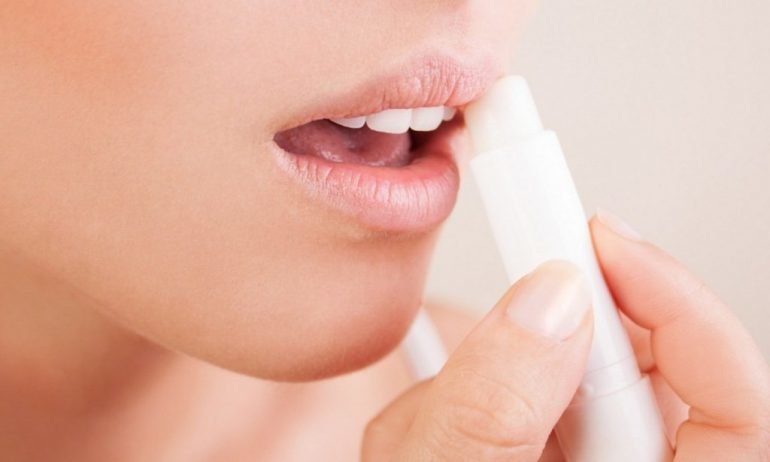 Moisturizing the skin of the lips