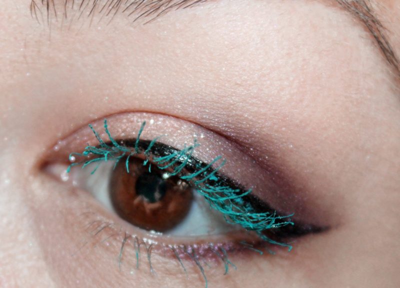 Delicate make-up with classic arrows and turquoise eyelashes