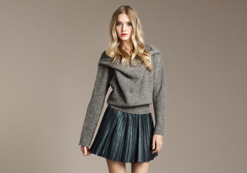 Short pleated skirt with a warm sweater