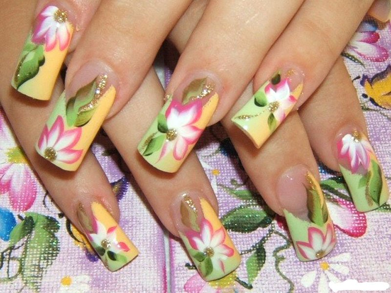 Bright summer manicure with flowers.