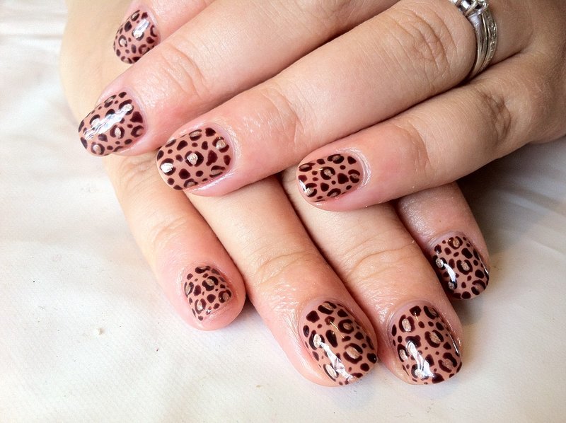 Leopard print on nails