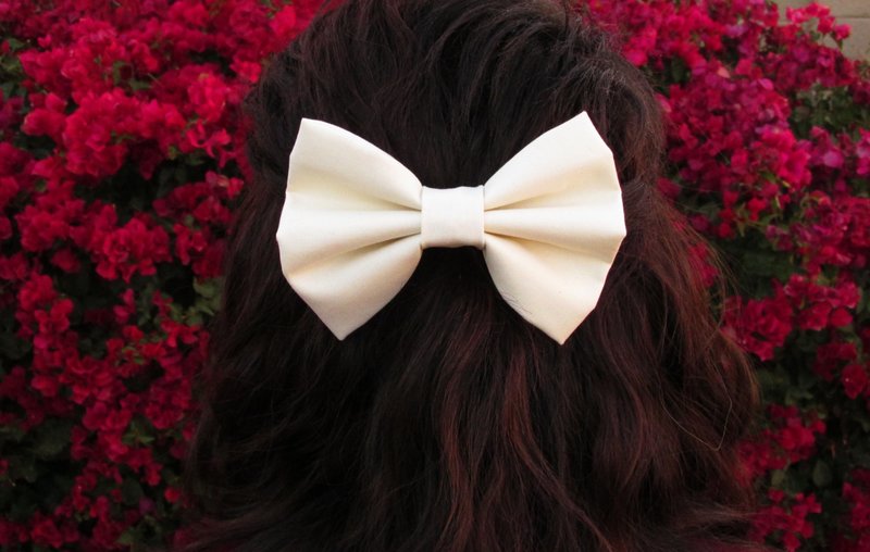 Hairstyle with a bow