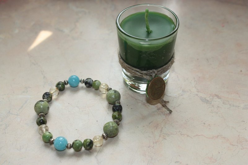 Candle and bracelet for the amulet charging ritual