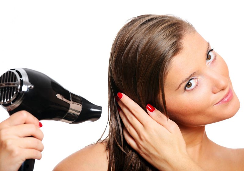 Girl dries hair dryer