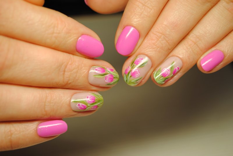 Bright manicure with flowers