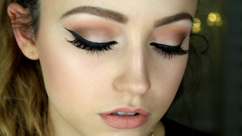 Evening makeup using eyeliner