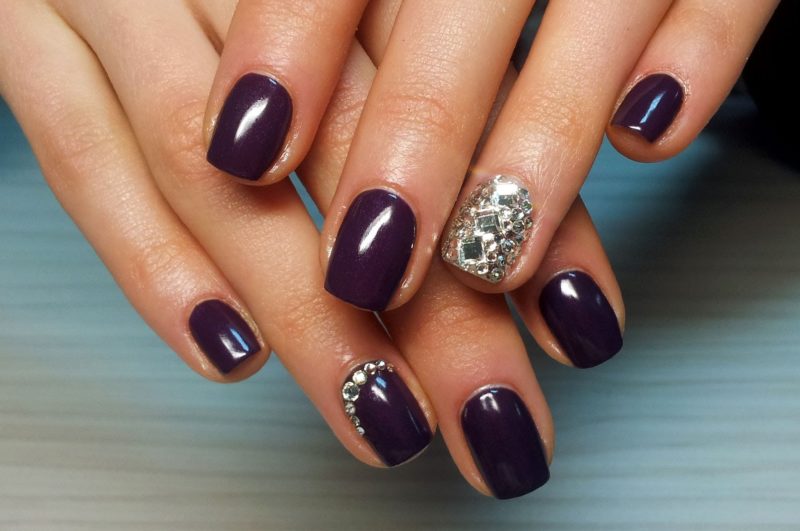 Fashionable design with shellac with rhinestones