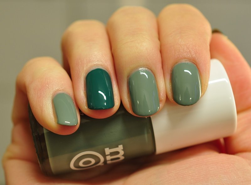 Green ombre on short nails