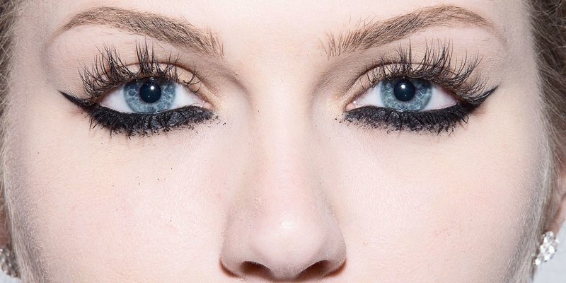 Summed lower eyelid does not look in the makeup of a teenager