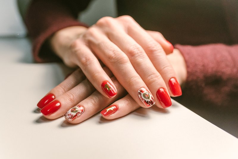 Nail design with shellac in red colors