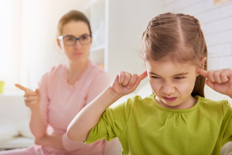 Mom scolds her daughter