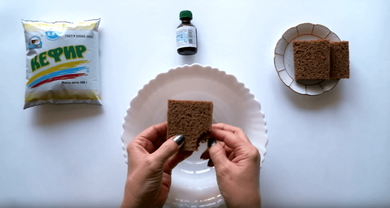 Making a bread mask for oily hair