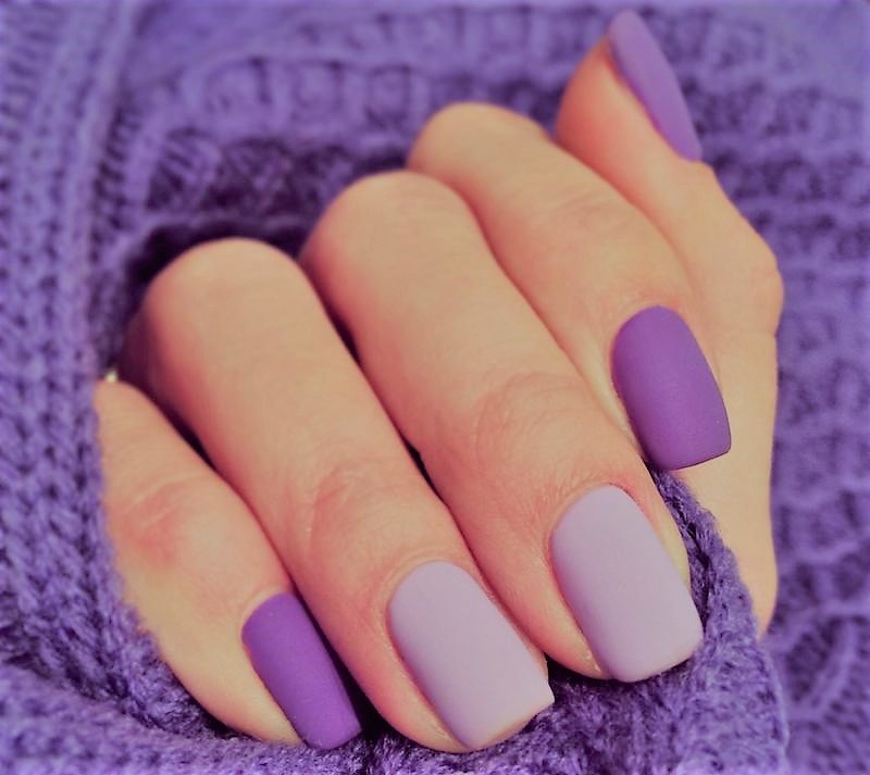 Lilac-violet matte coating of nails