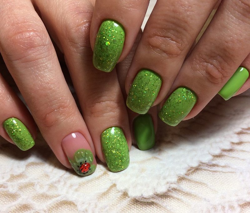 Fashionable design of summer manicure with shellac